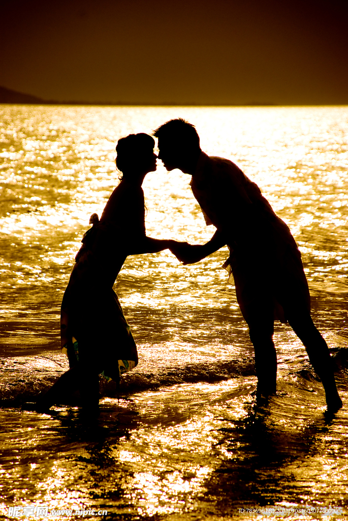 夏日情侣 浪漫海滩 夕阳 金色沙滩