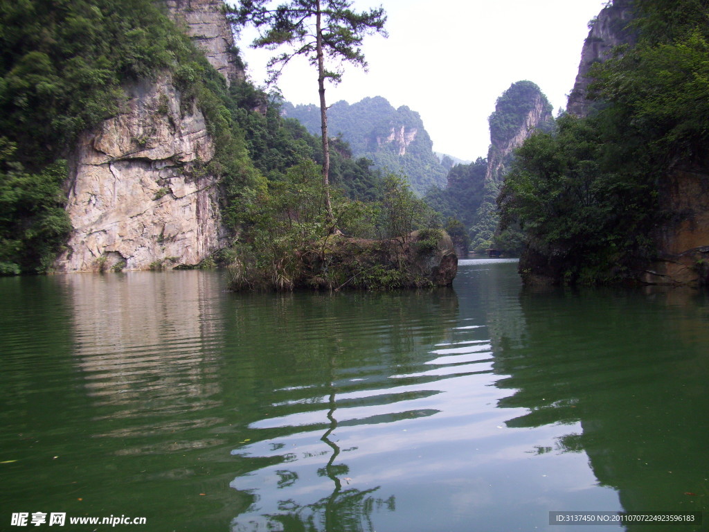 人间瑶池 宝峰湖