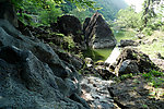 山间怪潭