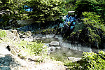 山间怪潭
