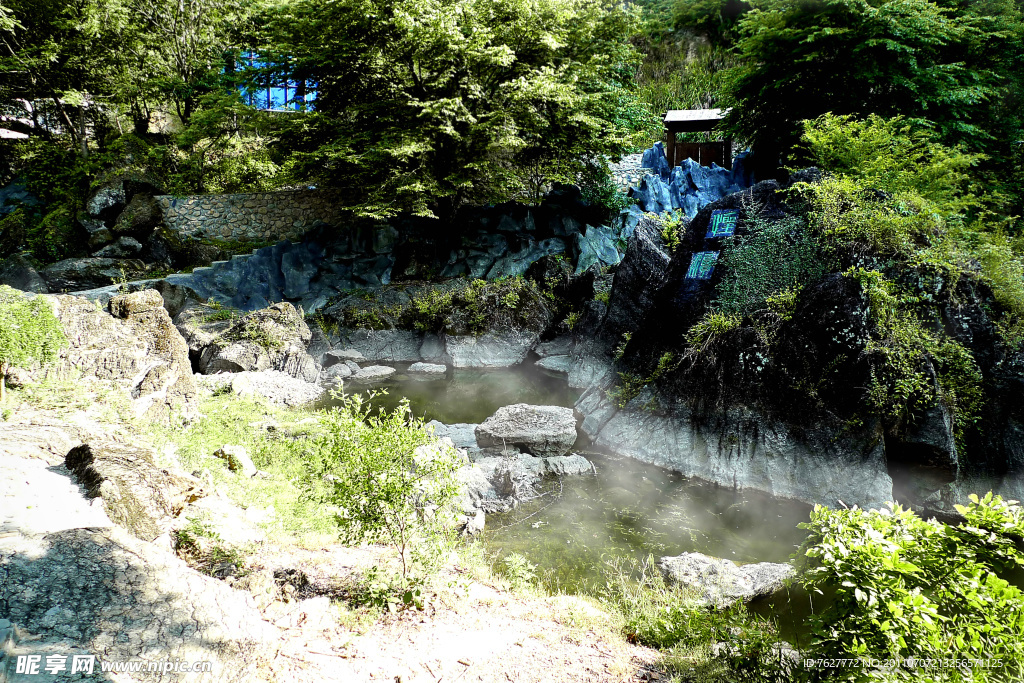 山间怪潭