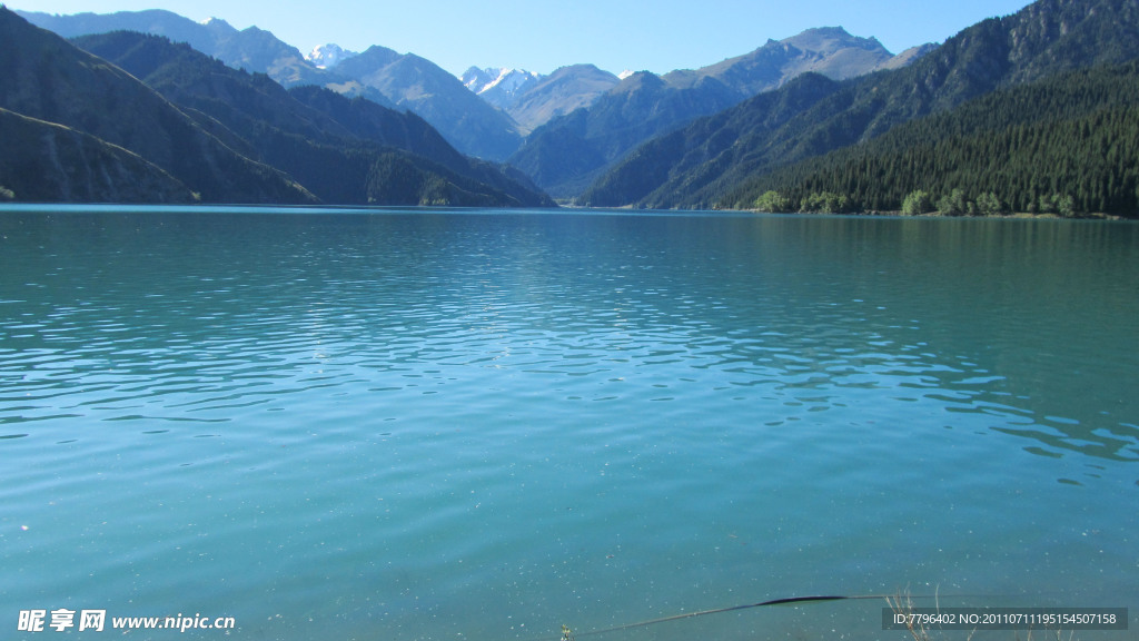 湖水 群山