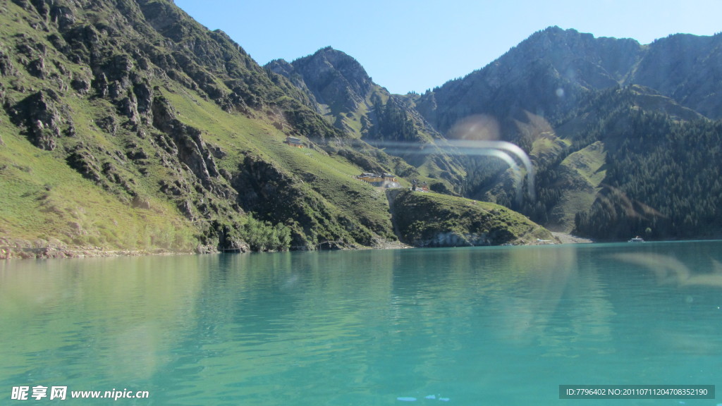 湖水 群山