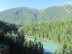 湖水 绿树 群山