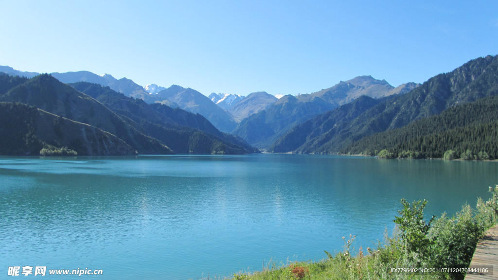 湖水 绿树 群山