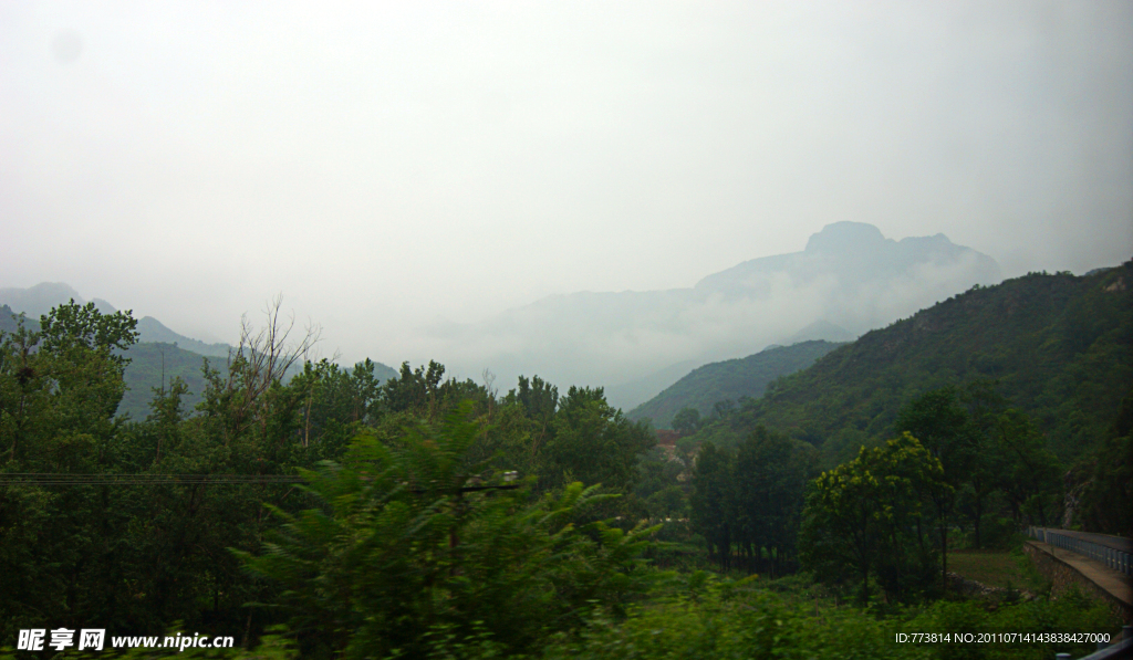 河北野三坡山路山峰树林