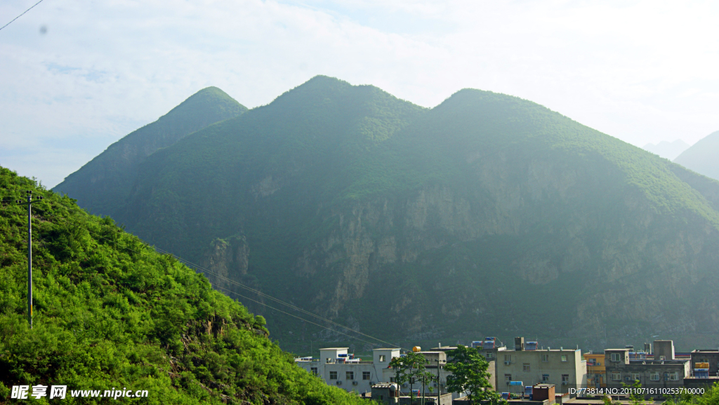 河北野三坡山峰树林房屋