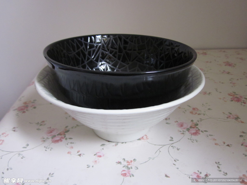 时尚简约黑白陶瓷碗