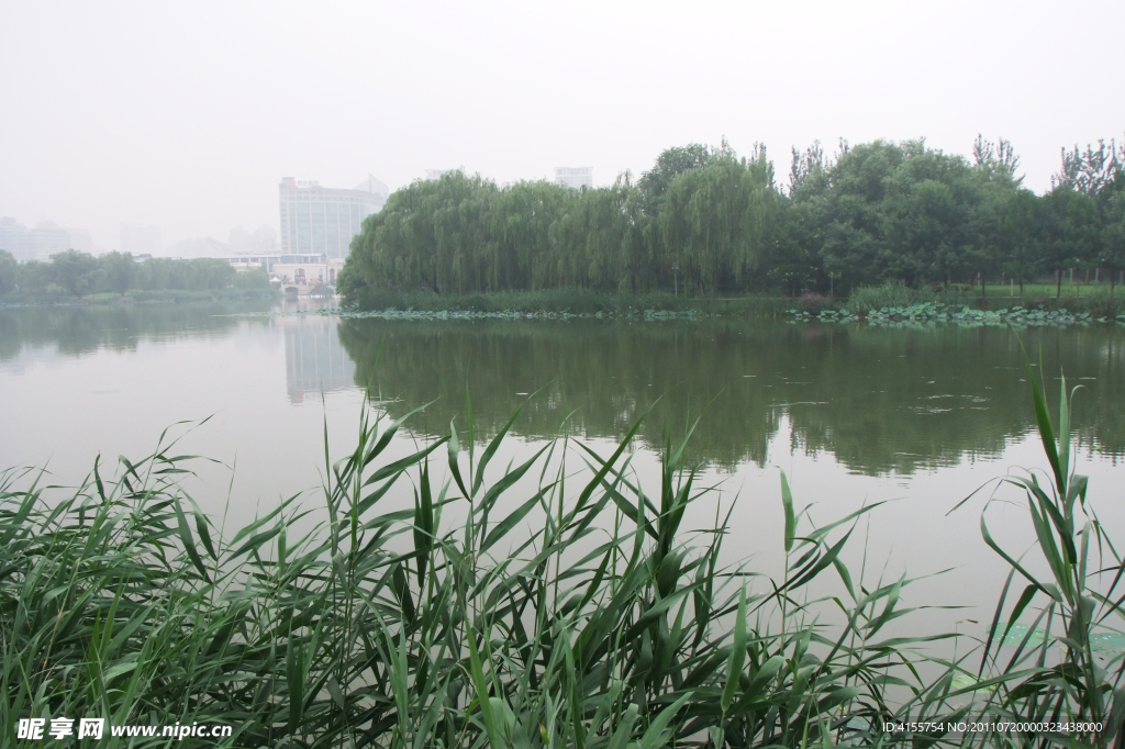 北京朝阳公园湖面景色