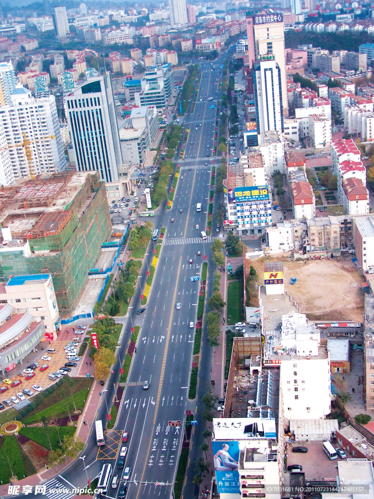 笔直的城市道路