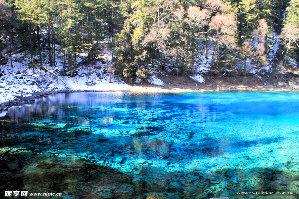 湖水 绿树 群山