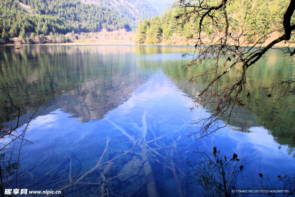 湖水 绿树 群山