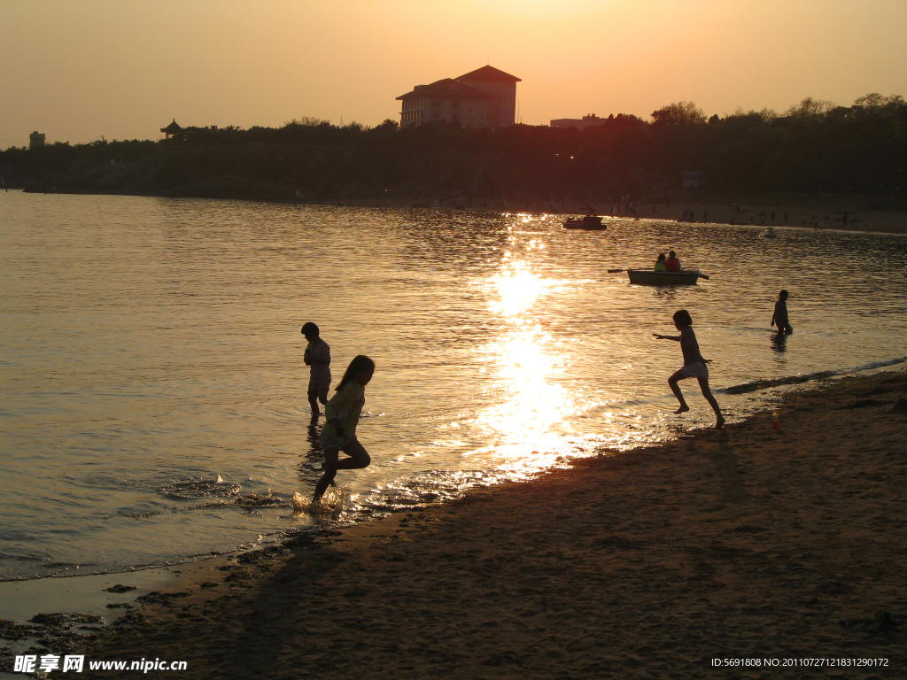 夕阳下的大海