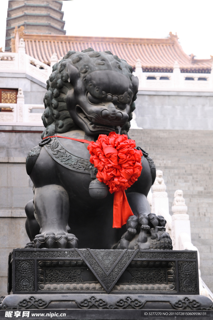 戴红绣球的狮子雕塑