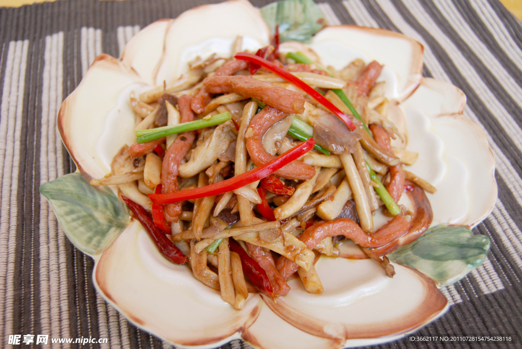 野生菌炒牛柳