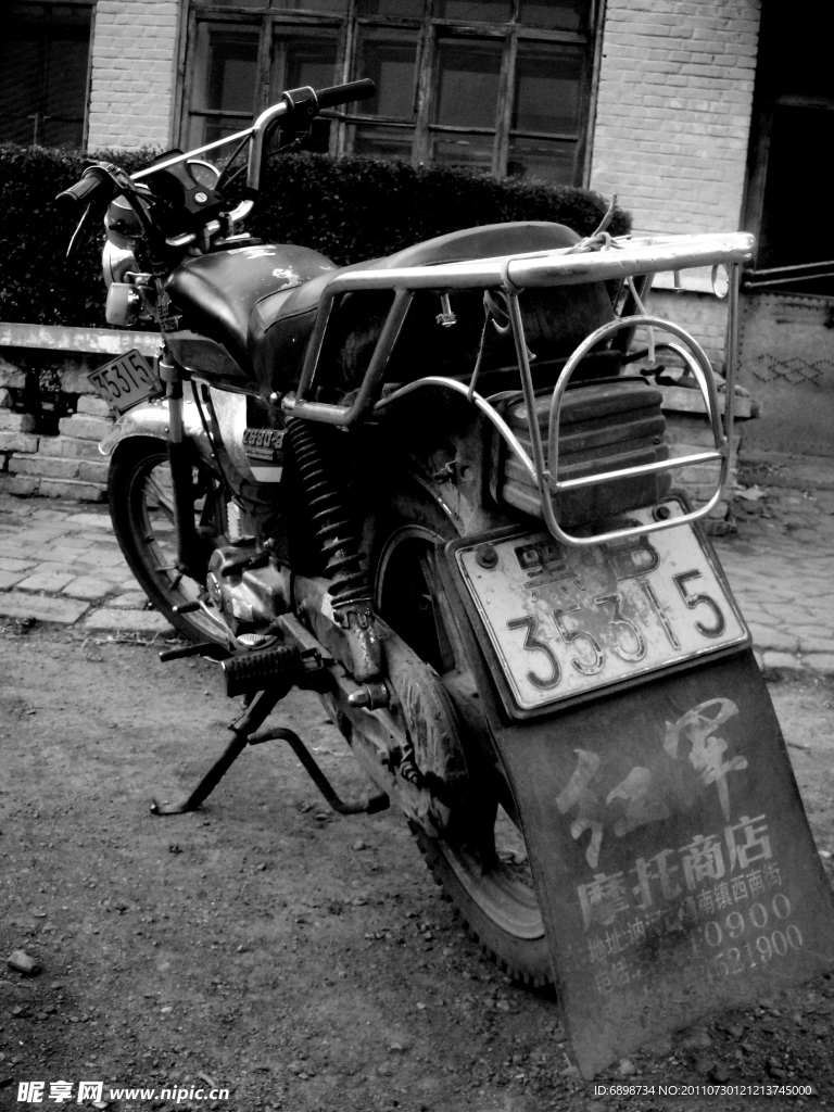 破旧的摩托车