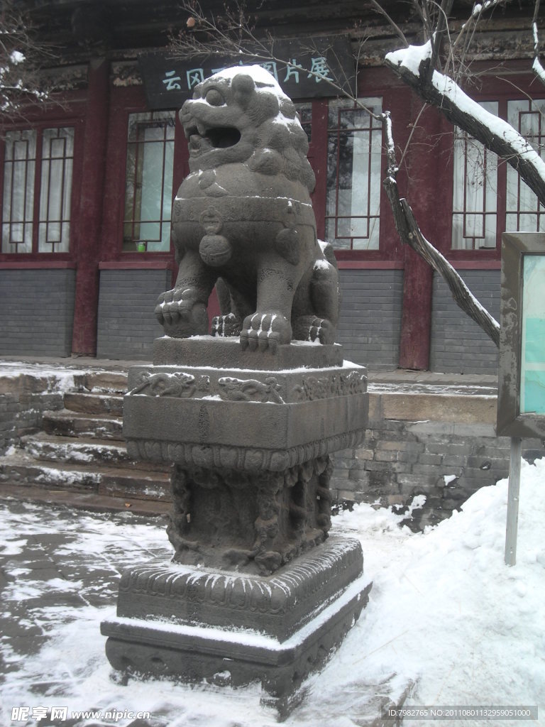 大雪中的云冈莫高窟石狮子