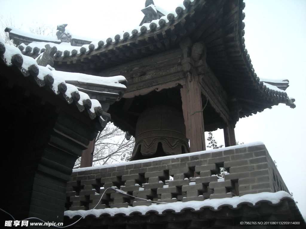 大雪中的山西钟楼