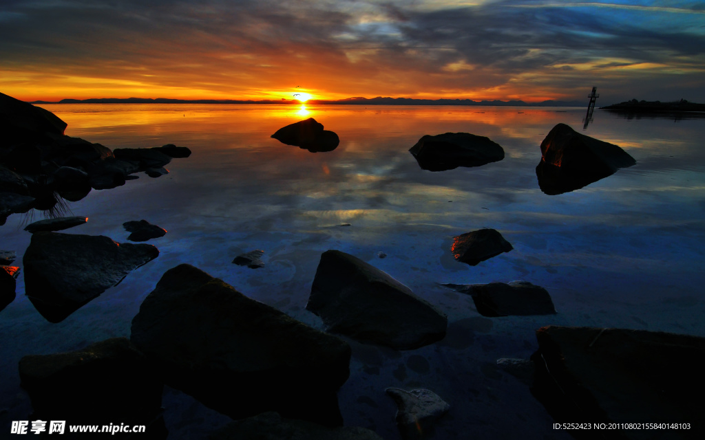 夕阳湖景