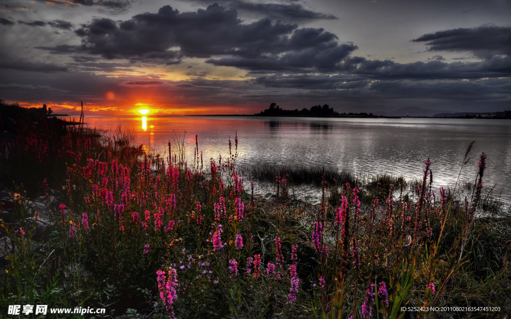 夕阳湖泊美景