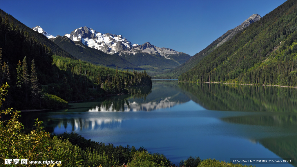 山间湖泊美景