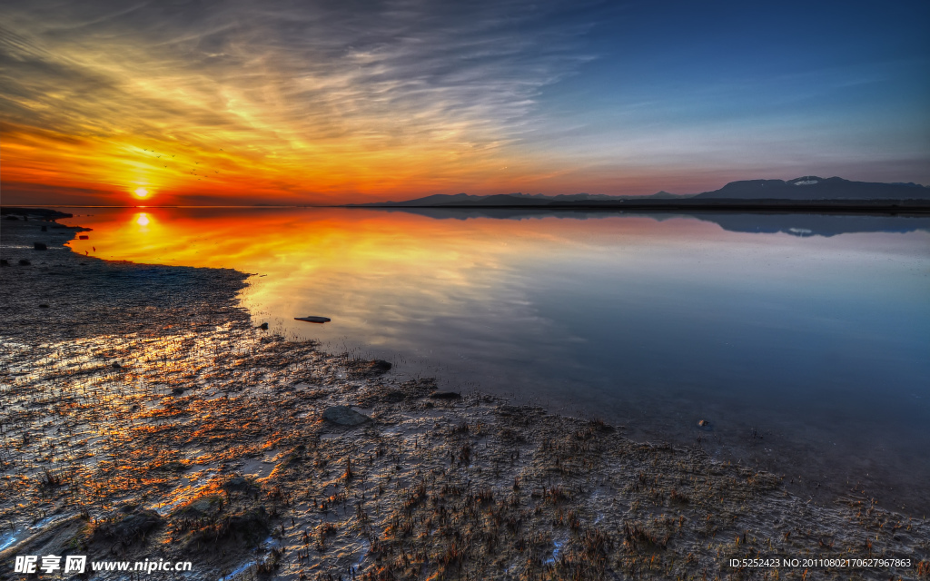 夕阳湖景