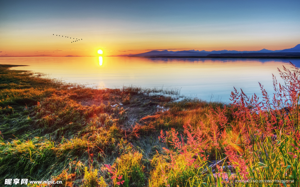 夕阳湖泊美景