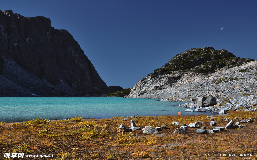 山间湖泊美景