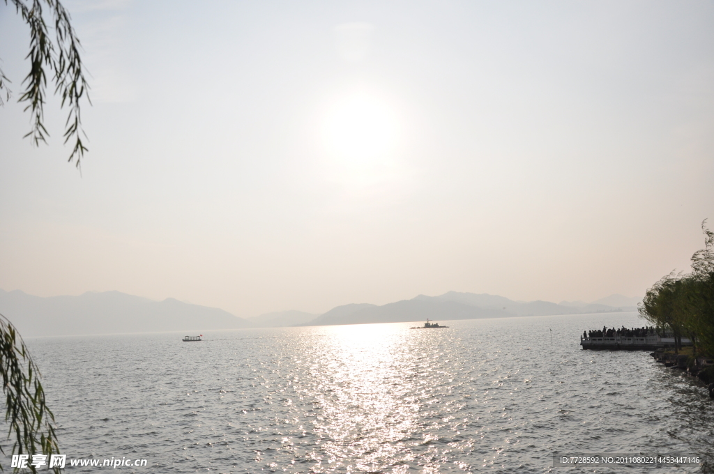 湖水 夕阳