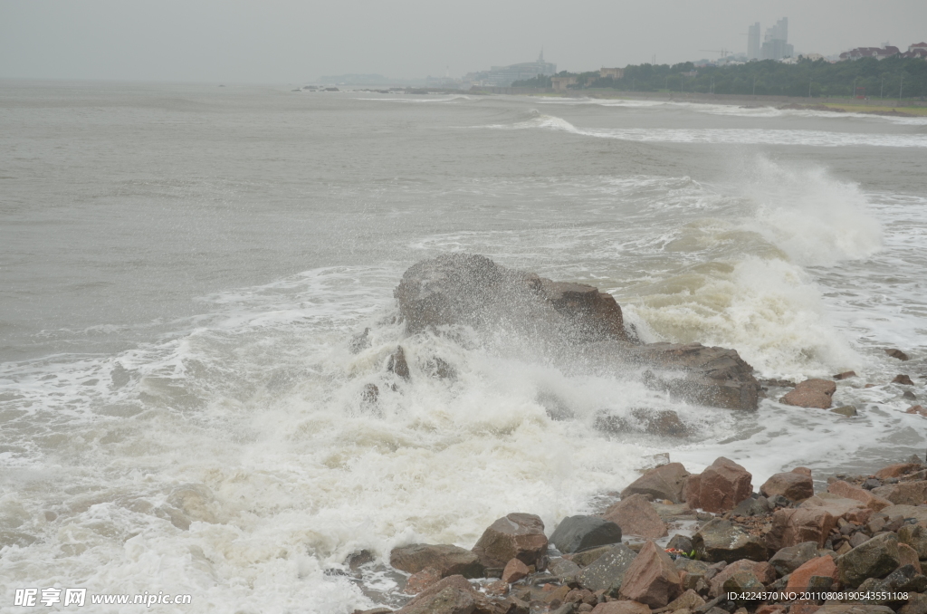 浪击海礁