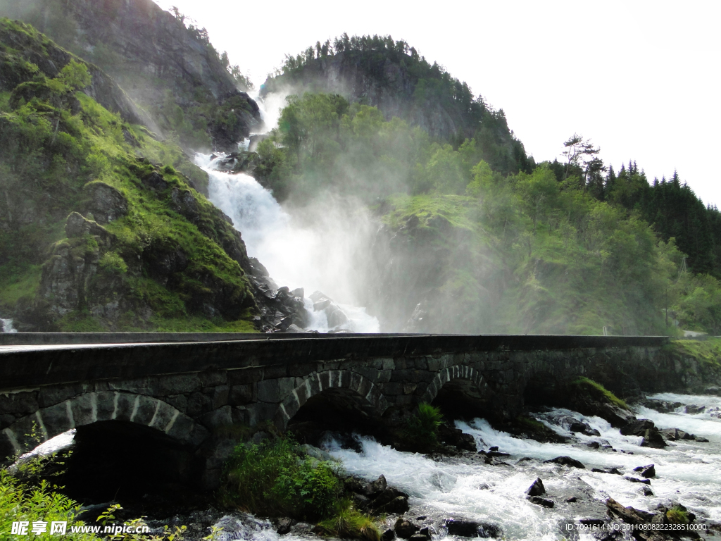 青山流水和拱桥