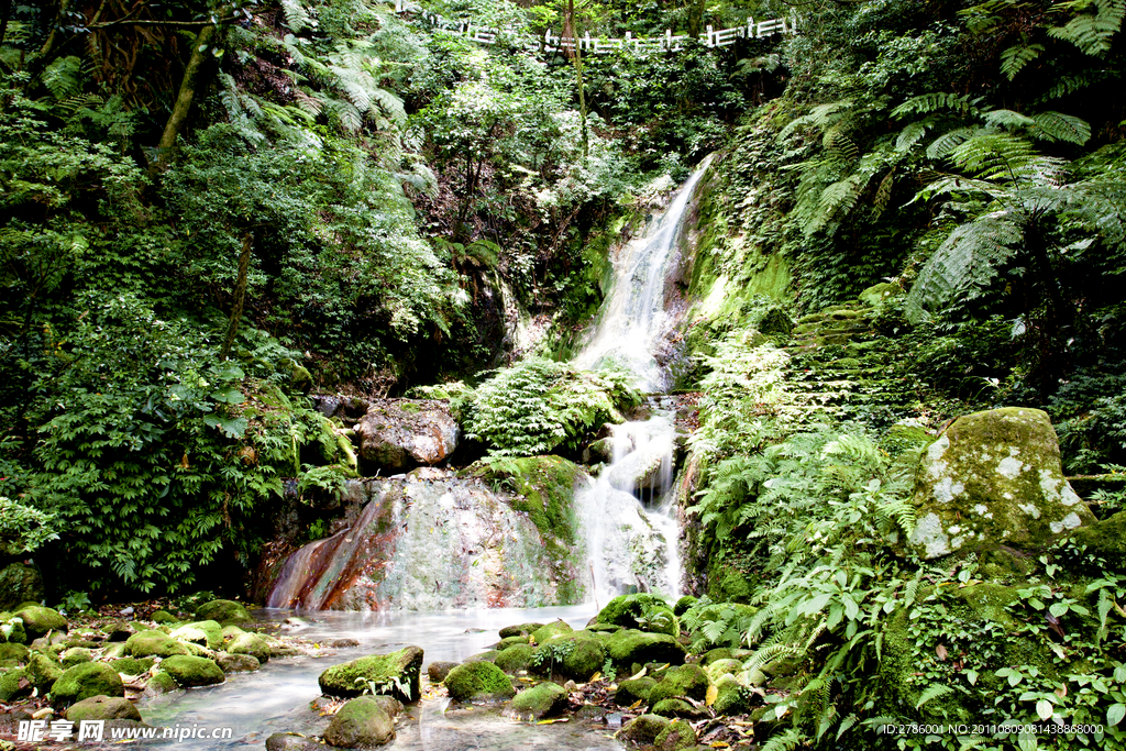 山间流水