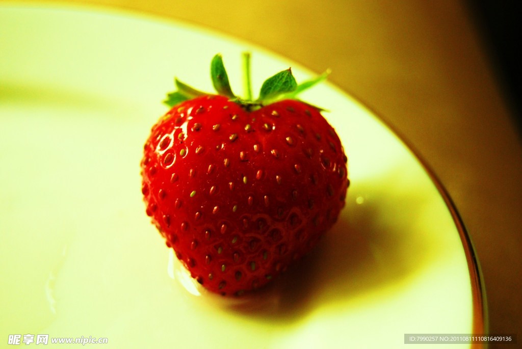 盘子里的草莓