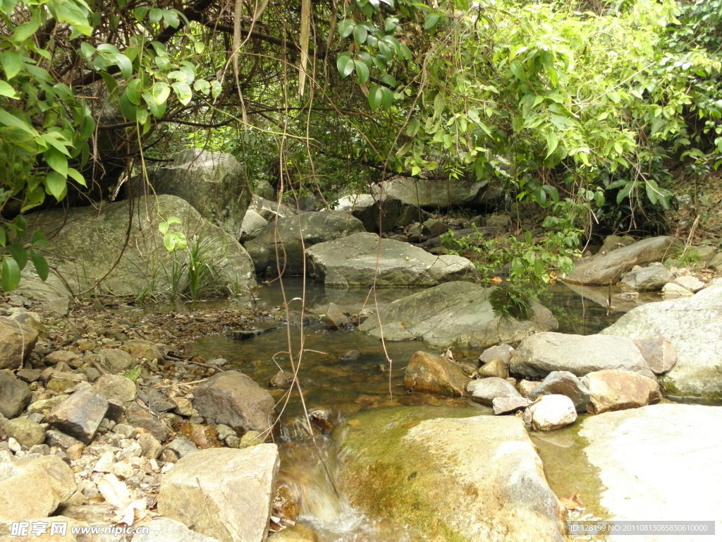 山涧溪水