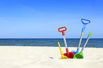 沙滩上的彩色铲子
