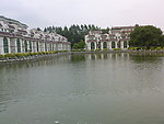 湖边楼房