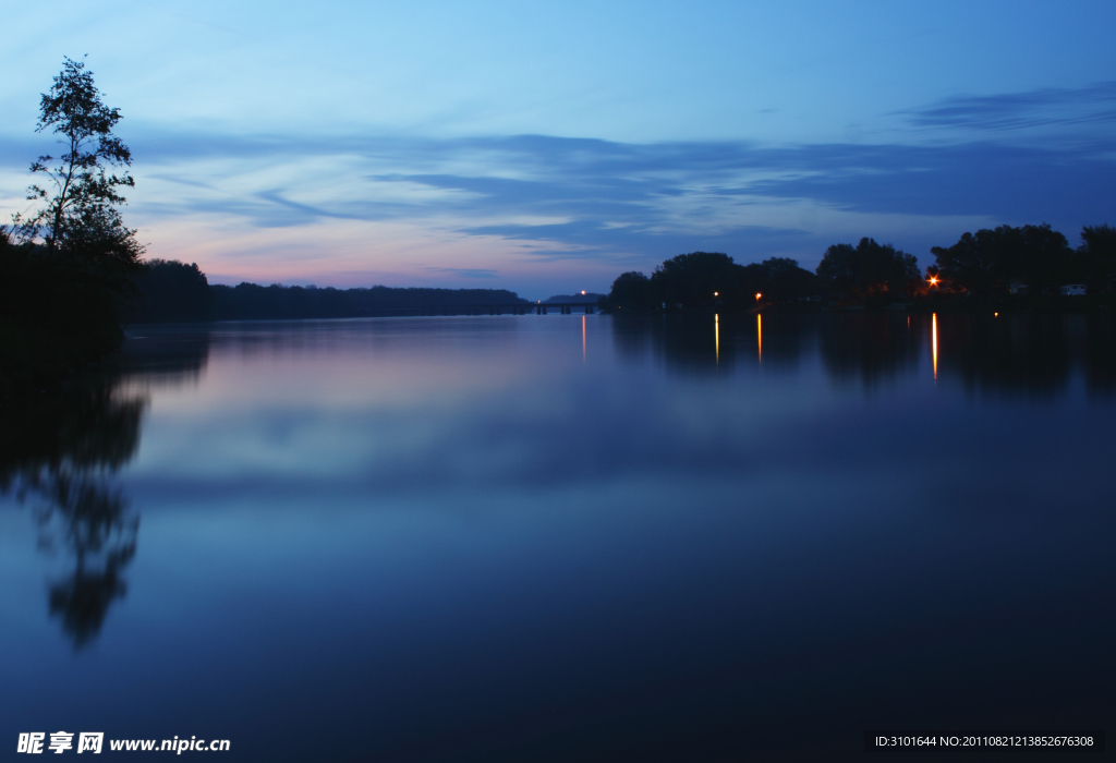 晨曦湖景