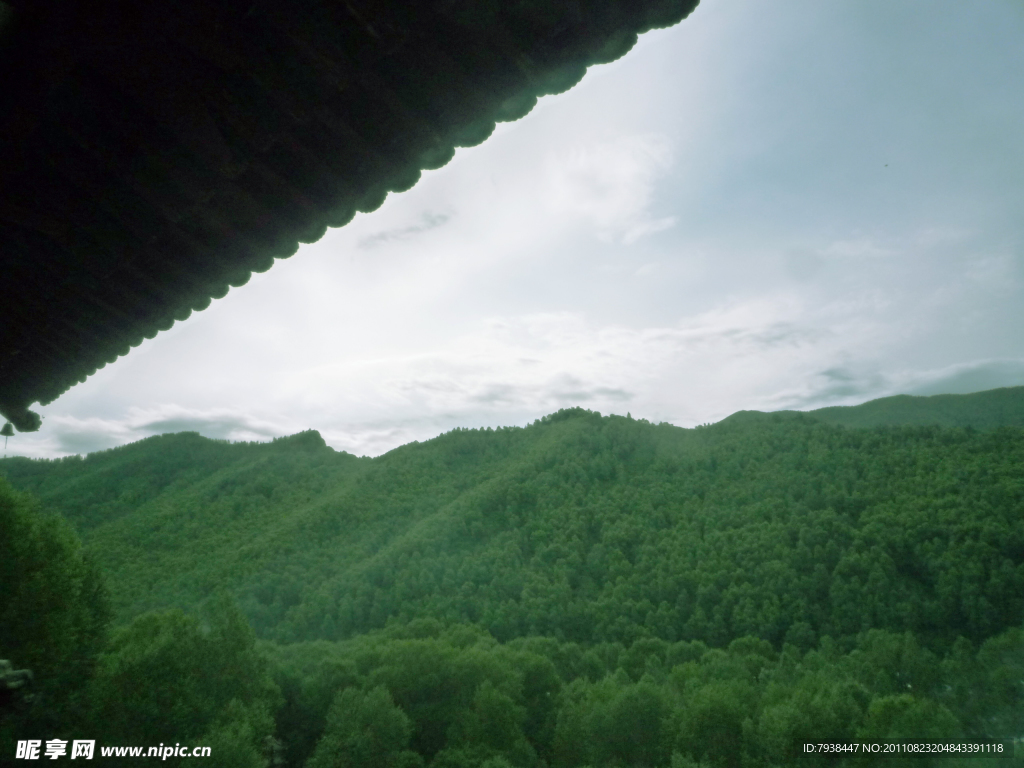 檐下的青山