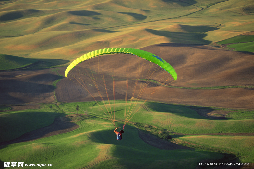 滑翔伞飞行在天空