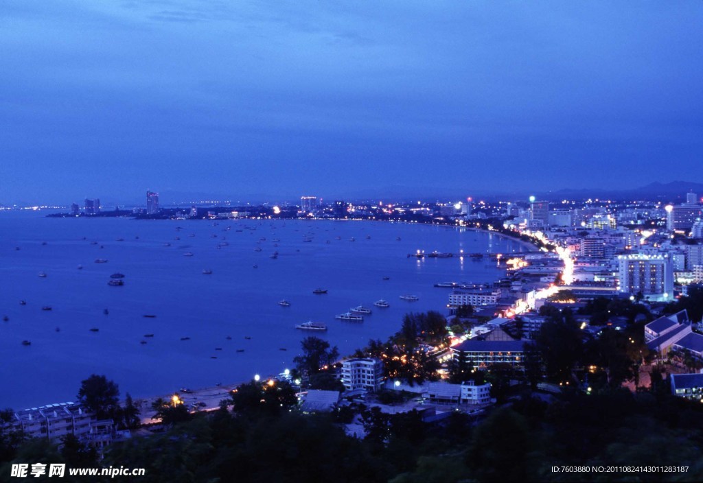 芭提雅海边夜景