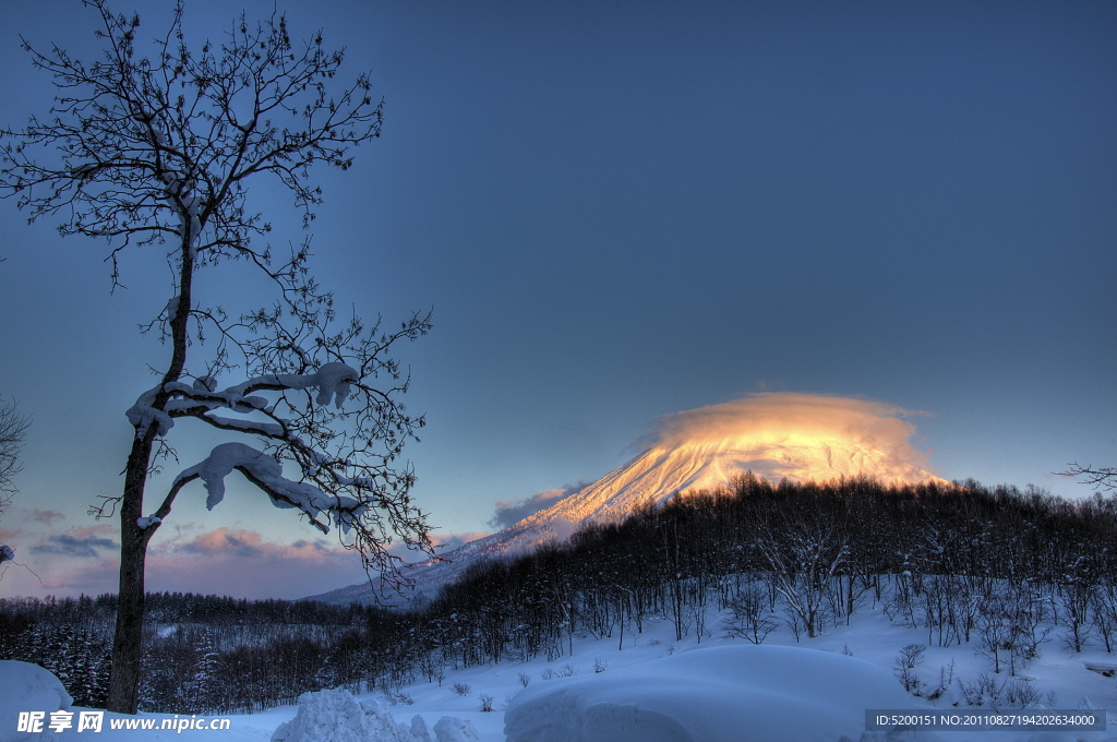 阳光下的雪山