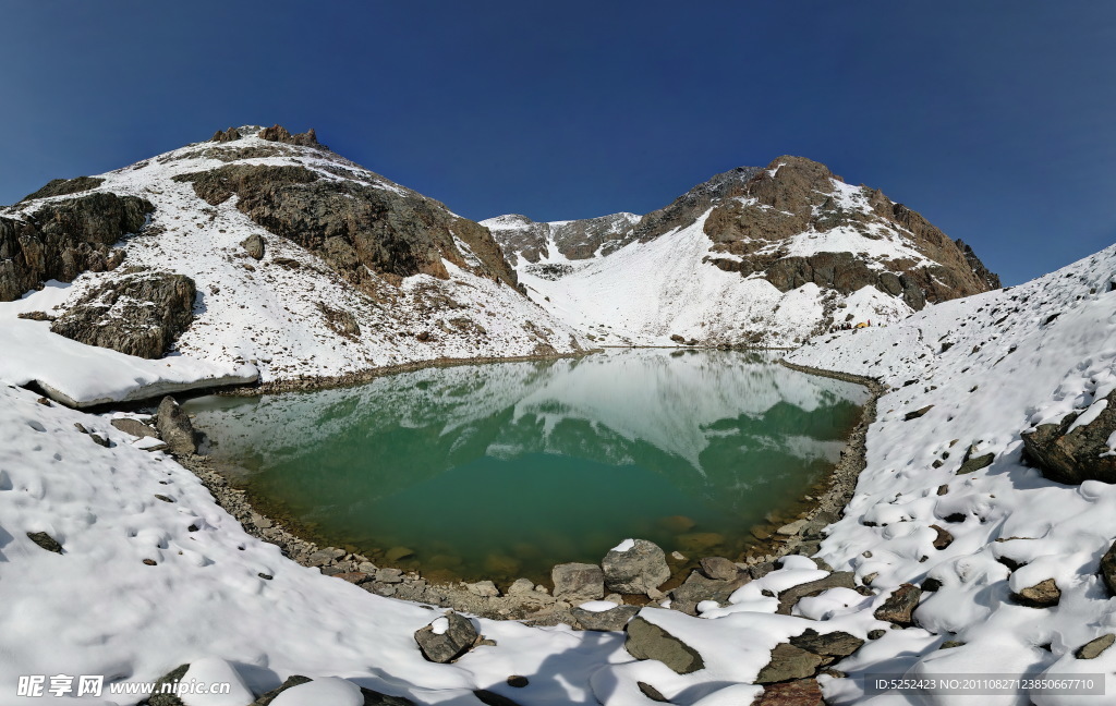 雪山湖泊