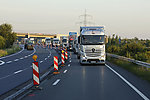 公路上的奔驰卡车