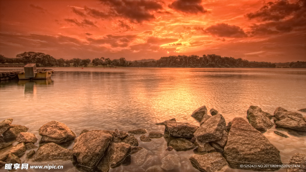 夕阳湖景