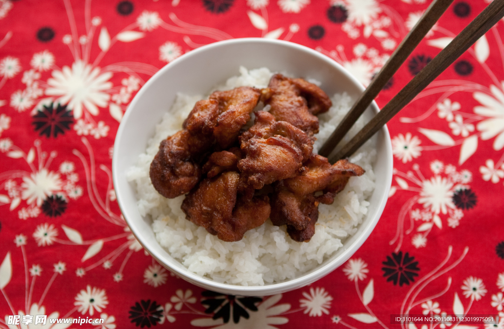 炸鸡肉与白饭