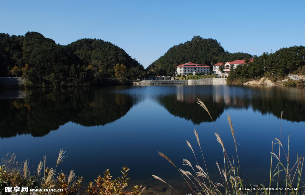 湖泊山村