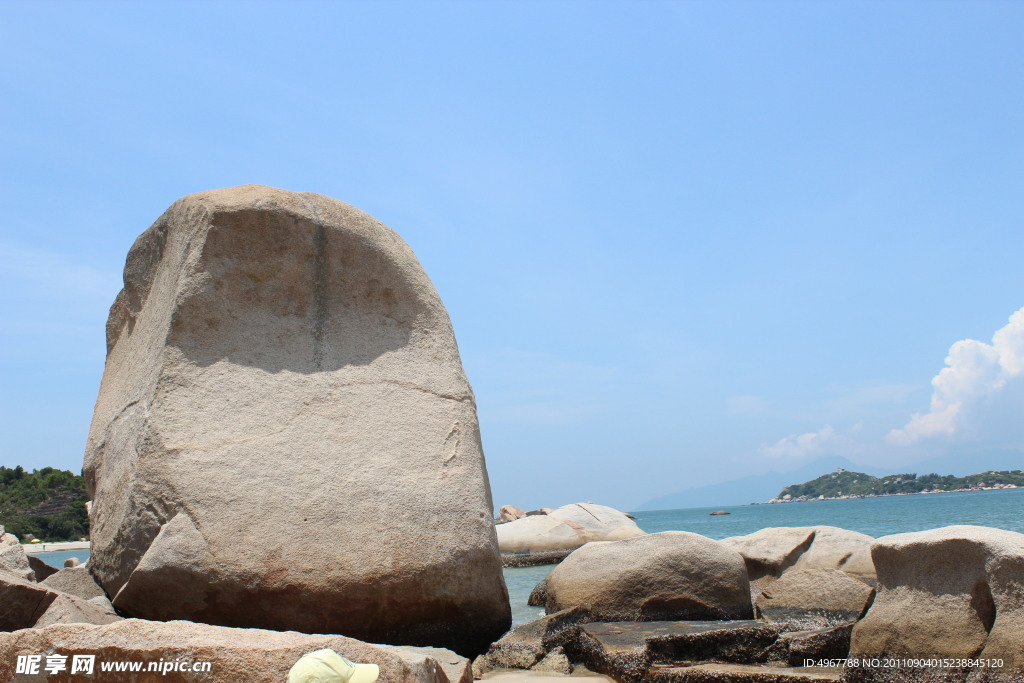 蓝天白云大海岩石