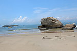 蓝天白云大海岩石