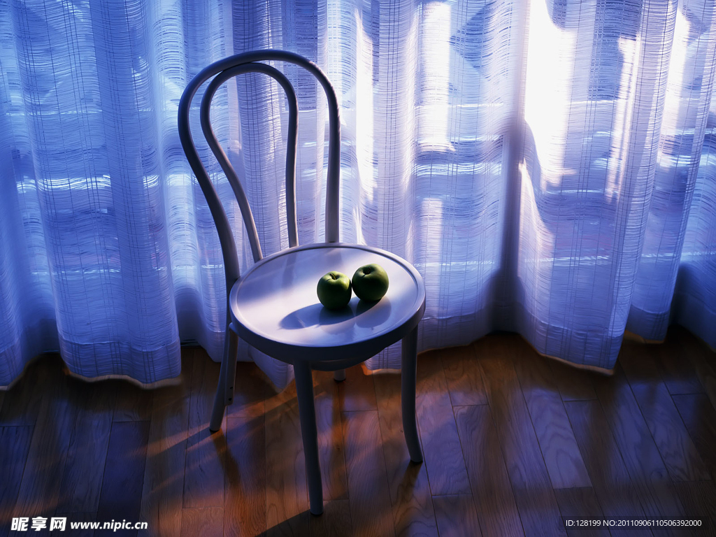 纱窗前的凳子和青苹果