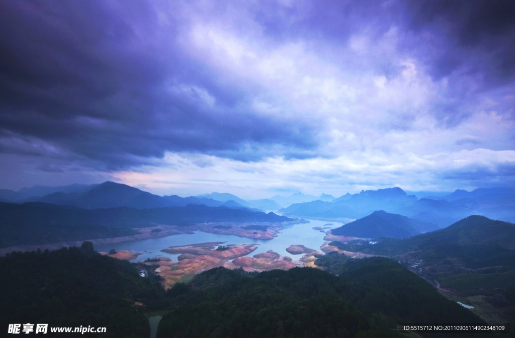 暴风雨即将来临的金湖